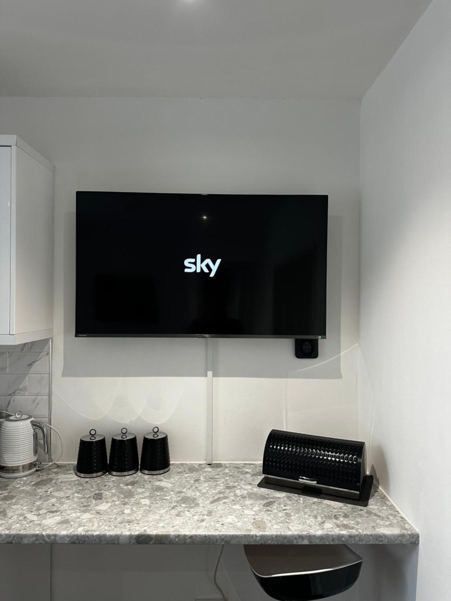 Town Centre Studio Flat 머티르티드필 외부 사진