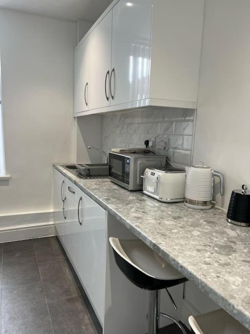 Town Centre Studio Flat 머티르티드필 외부 사진